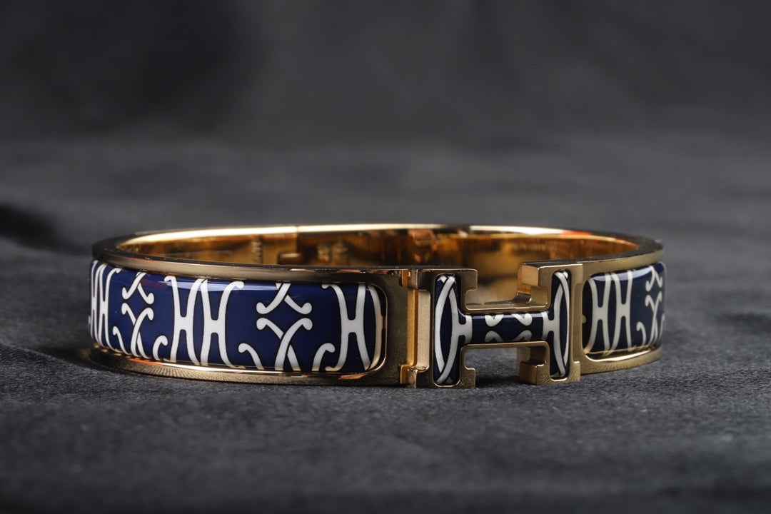 18K Hermes Clic H Lift Black Bracelet
