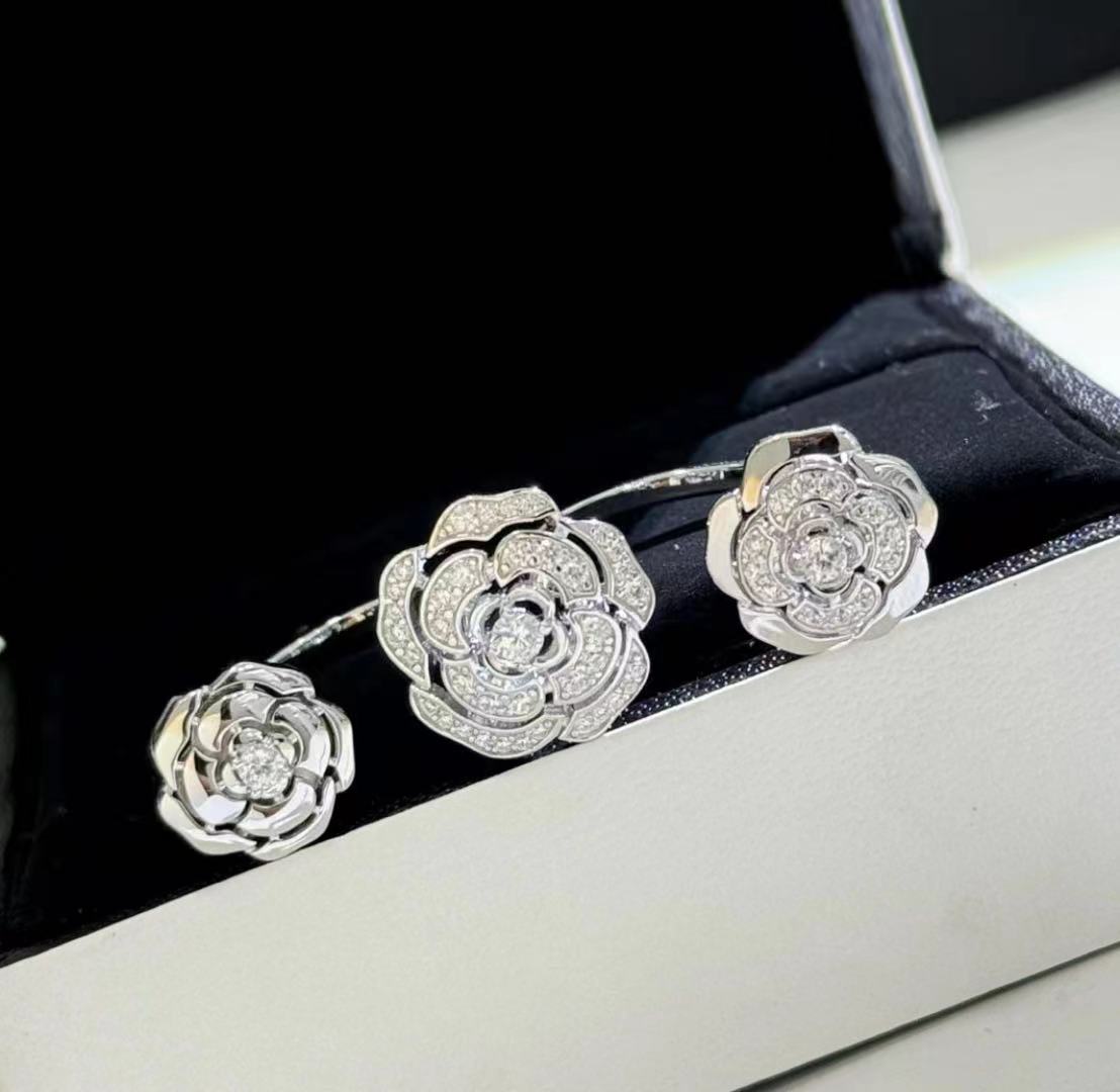 18K Chanel Extrait De Cam ̈¦lia Transformable Ring