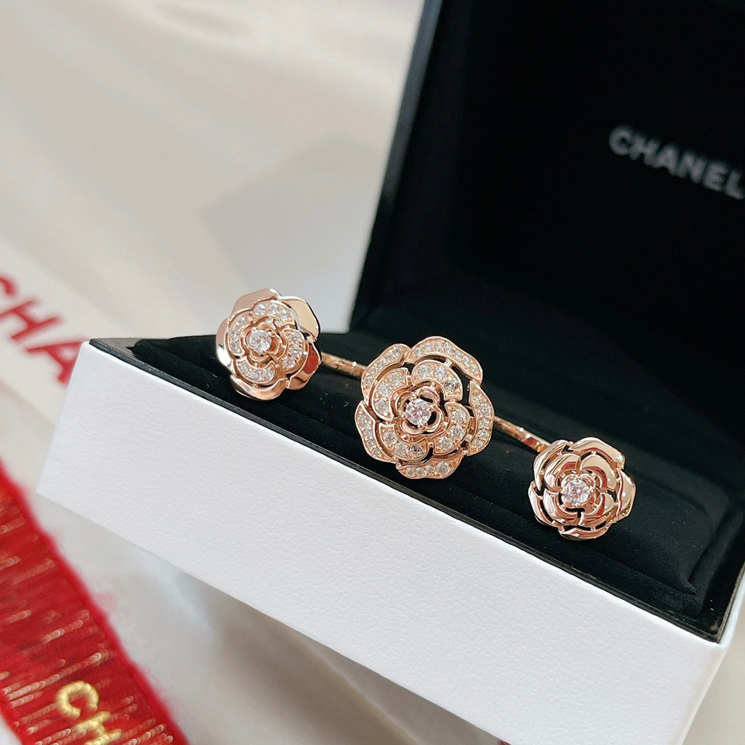 18K Chanel Extrait De Cam ̈¦lia Transformable Ring