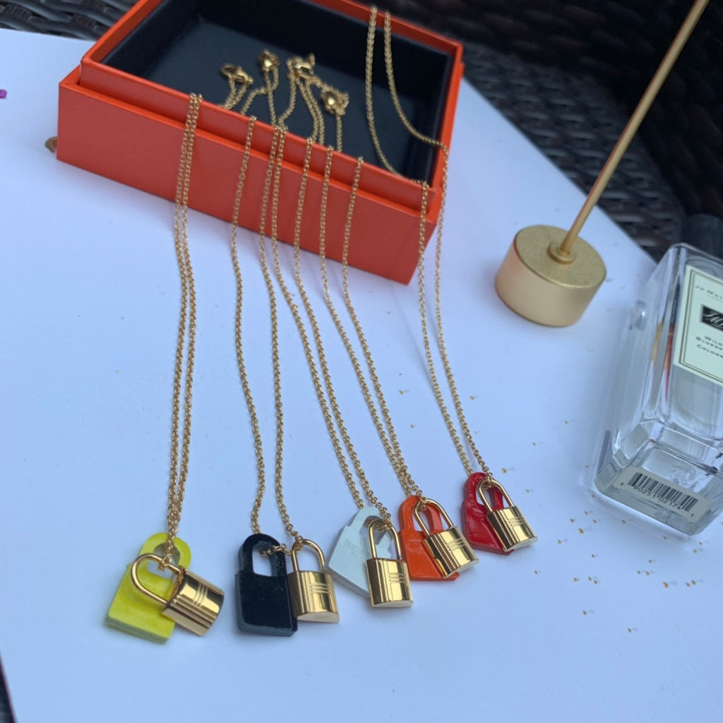 18K Hermes O'Kelly Pendant Necklace